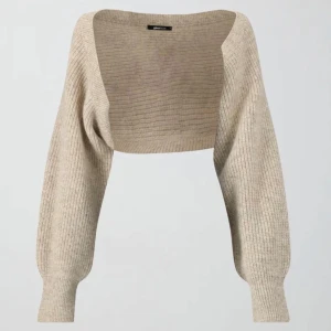 bolerotopp från Gina Tricot - Säljer en jätte fin beige stickad bolerotopp från Gina Tricot. Den är använd fåtal gånger och har inga defekter🩷💕💕