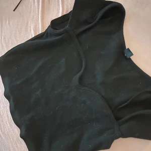 Svart stickad tröja - Säljer en svart topp stil ren och enkel att matcha med olika outfits. Tröjan har en stilren design och är ett måste i garderoben.