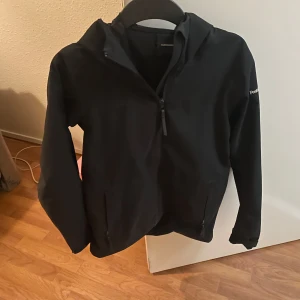 Svart jacka från Peak Performance - Säljer en stilren svart jacka från Peak Performance i storlek XS. Jackan har en dragkedja framtill och långa ärmar. Perfekt för en aktiv livsstil.