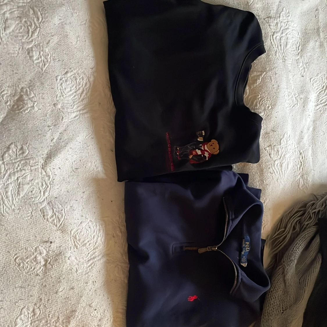 Svart tröja med nallemotiv och blå tröja med dragkedja från Ralph Lauren