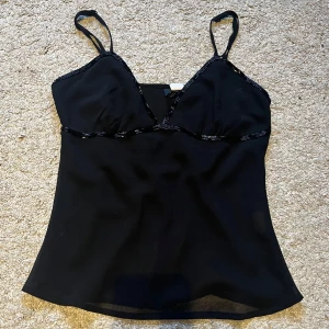 Svart linne med glitter - Jätte fint svart linne med glitter kant, perfekt till nyår, fest eller om man ville vara lite finklädd💕priset är absolut diskuterbart, kom gärna med prisförslag❤️postar direkt!