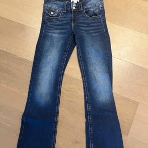 Blå bootcut jeans - Snygga blå bootcut jeans med klassisk femficksdesign. Ser nästan ut som jeansen från weekday! Passar bra till både sneakers och boots.💞 Passar något runt 160 cm, då köpt från gina young. Användt en gång!