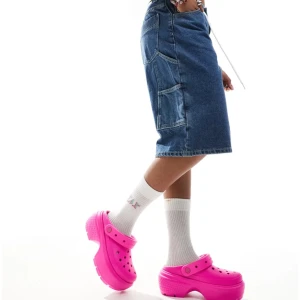 Rosa Crocs - Snygga och bekväma rosa Crocs med kuromi skor accessoarer. Perfekta för att ge lite extra höjd och stil till din vardagslook. De har den klassiska perforerade designen och en justerbar hälrem för bättre passform. Passar perfekt som en julklapp, helt nya o endast testade, de passade inte mig därför säljer jag dem. Storleken är 40 - 42. Köpt för 929kr.