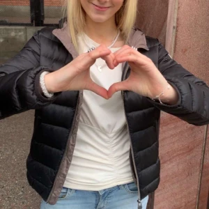 Super snygg dunjacka från Colmar❤️‍🔥🫰 - Snygg svart pufferjacka från Colmar med dragkedja och hög krage. Perfekt för kyligare dagar med sin vadderade design. Jackan har långa ärmar och en stilren look. Den hade en sönder dragkedja så jag köpte en ny och fixade den, fickornas dragkedja behöver bara fixas men inget jag tänkt på och annars väldigt bra skick❣️. Den är i storlek 40 italiensk storlek vilket motsvarar storlek XS.