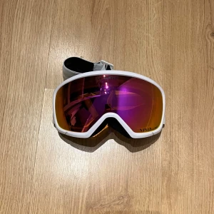 Giro rosa skidglasögon - Jättefina skidglasögon från giro med rosa Lina och vit kant och band! Någon enstaka repa men inget som stör elelr syns speciellt mycket! Använda 2 tillfällen