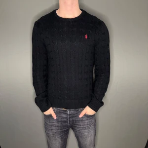 Ralph lauren tröja - Hej säljer nu min fina Ralph Lauren kabelstickade tröja i storlek M (Sitter som L). Den är i nyskick och kommer vara otroligt snygg i höst/vinter. Nypris cirka 2400kr! Vi kommer att sälja liknande produkter nu närmare vinter så glöm inte följa profilen!🌊🍾