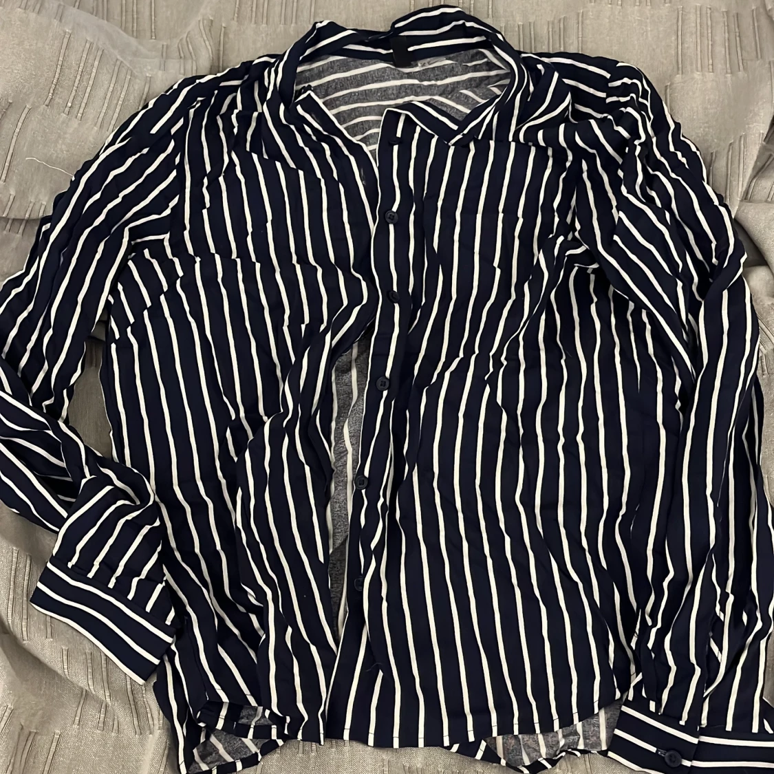 Randig skjorta i blått och vitt