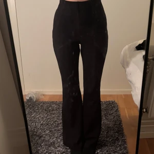 utsvängda byxor - Svarta leggings, hög midja i storlek M. Jag är 170 cm och de går ner till marken på mig. Fint skick! 