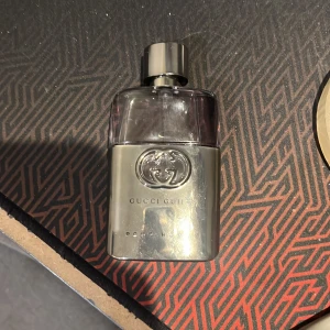 Gucci Guilty Pour Homme Eau de Toilette - Gucci Guilty Pour Homme är en elegant och maskulin doft i en stilren flaska med metallisk finish och det ikoniska Gucci-emblemet. Perfekt för den självsäkra mannen.