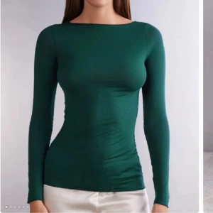 Grön långärmad topp - Superfin intimissimi tröja som inte kommer till användning☺️ endast använd 1 gång så är i nyskick, färgen säljs inte längre😋