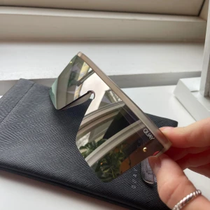 Quay australia solglasögon  - Solglasögon från Quay australia. Använda vid få tillfälle, som nya. Nypris runt 800kr. 