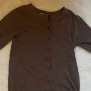 Brun kofta med knappar - Brun kofta. Storlek xs, använd en gång