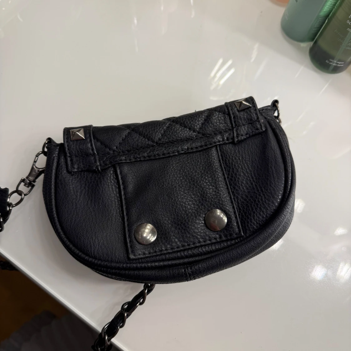 Svart quiltad axelväska med nitar - 90