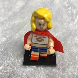 minifigurer med superhjältetema - Samling av  minifigurer med superhjältetema. Inkluderar figurer med röda, gröna och blå detaljer samt tillbehör som en röd cape och ett svärd.  Ca 4.50 cm hög /st.  3 år + , finns fler kvar. 49kr/st 
