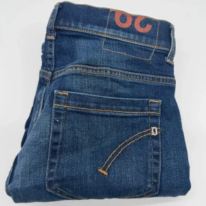 DONDUP GEROGE JEANS  - - Dondup George jeans - storlek 29, benlängd: 98cm, midjemått: 35cm - Nypris runt 4000 - Kontakta för fler frågor eller funderingar // Deluxecloset 
