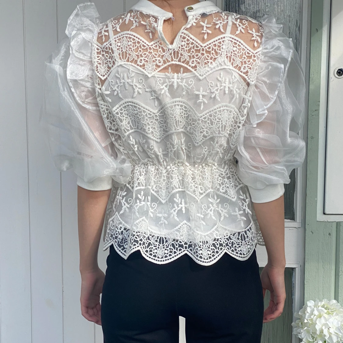 Vit blus med spetsdetaljer - 90