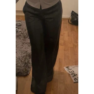 Petite Svarta vida byxor - Oanvänd petite byxor i skinn (mjuk och lätt) i storlek 38/M. Väldigt sköna byxor men råkade köpa dubbelt så har behållt ena🩵