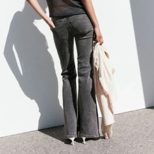 Grå lågmidjade  bootcut jeans - Snygga grå bootcut lågmidjade jeans. Passar bra till allt🤗 säljer då de endast har använts en gång gång! Pris kan diskuteras vid snabb affär.