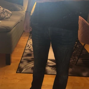 Mörkblå jeans från Nudie Jeans - Säljer ett par mörkblå jeans från Nudie Jeans. De har en klassisk femficksdesign och är tillverkade i slitstarkt denim. Perfekta för en avslappnad stil.