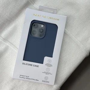 Blått silikonskal från Ideal of Sweden - Snyggt och stilrent blått silikonskal för iPhone 15 Pro Max från Ideal of Sweden. Den är helt ny och köpet för 248 kr men säljer för 100 bara! perfekt för dig som vill ge bort en fin present  🎀✨
