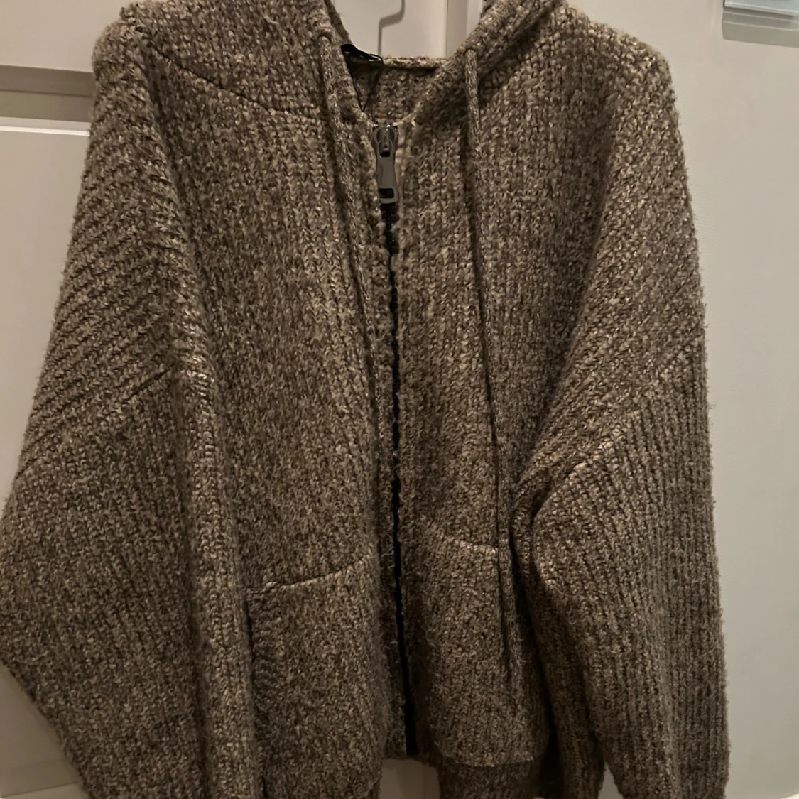 stickad hoodie med dragkedja - 90