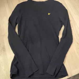 Långärmad tröja - Mörkblå långärmad Lyle & Scott tröja. Aldrig använd så inga defekter! 