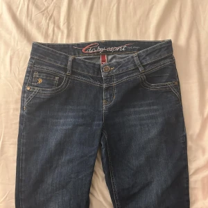 Mörkblå jeans från EDC by Esprit - Snygga mörkblå jeans från esprit! Dom är ganska raka i benen. Har inga defekter förutom lappen på baksidan över fickorna som är lite sliten. Uppskattad storlek! Midjemått: 40cm rakt över. Innerbensmått: 78cm. Jeansen är köpta på Sellpy för 300kr💕