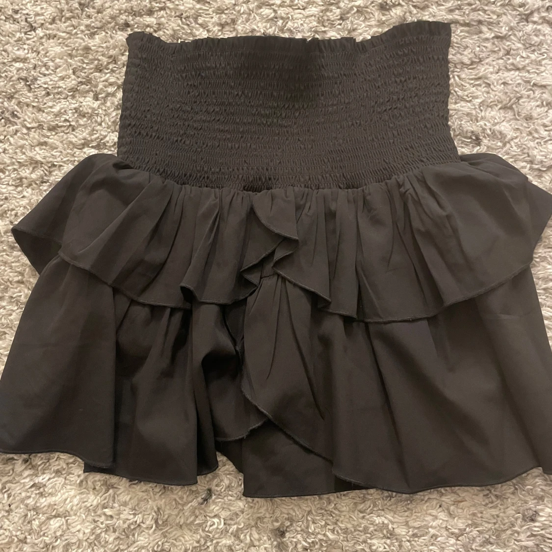 Svart neo noir kjol med volang