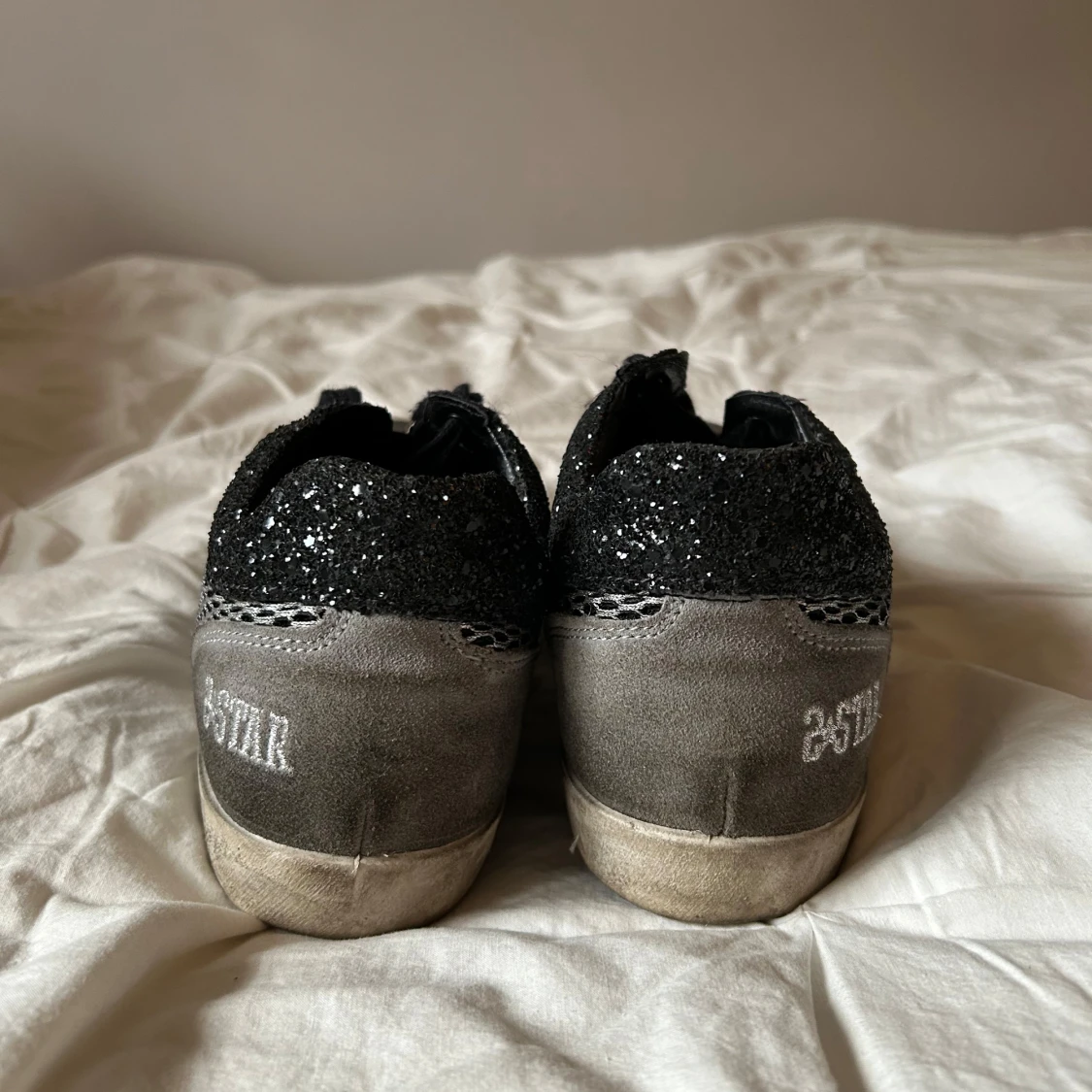 Svarta sneakers med glittrig detalj - 91