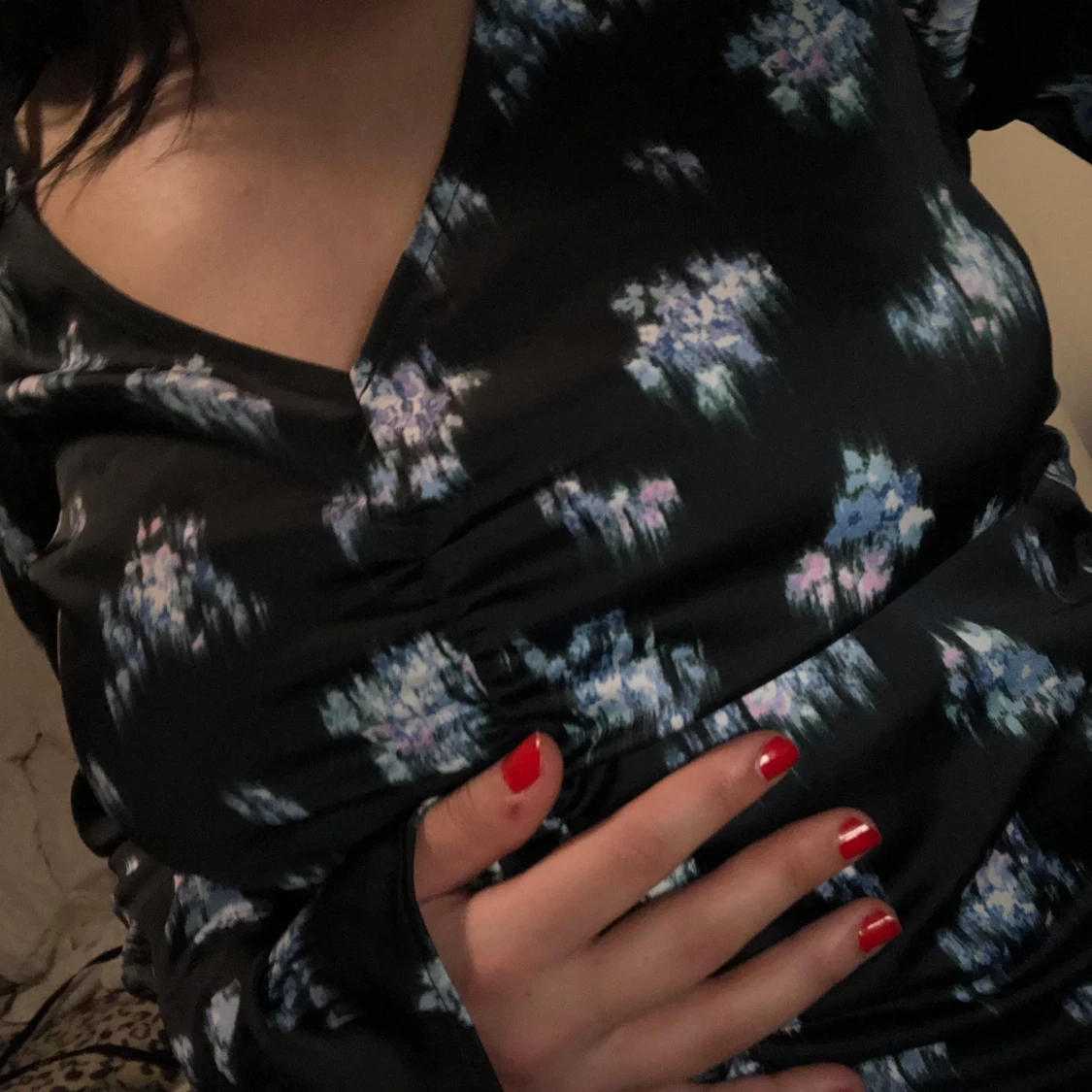 Svart blommig tröja