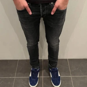 Dondup jeans George  - Snygga svarta slim jeans från dondup med en tight passform. De har en klassisk femficksdesign och dragkedja. Perfekta för en stilren look.