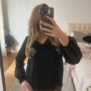 VILA BLUS - Petite - Använd en gång så är i absolut toppskick! Säljer då jag ångrar köp och inte kan lämna tillbaka💓💓 Storlek 38, men är petit så sitter bra på mig som vanligtvist bär 36, nypris 350