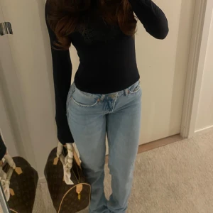 Ljusblå low/ mid Rise jeans - Snygga ljusblå mid Waist jeans med en klassisk straight passform. Perfekta för en avslappnad stil. De har en normal midja och är tillverkade i ett bekvämt denimtyg.