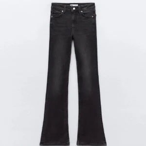 Svarta lågmidjadejeans zara - Säljer nu dessa lågmidjade jeansen från Zara som är helt slutsålda!! Köpta i storlek 34 och perfekt passform. Priset kan diskuteras.