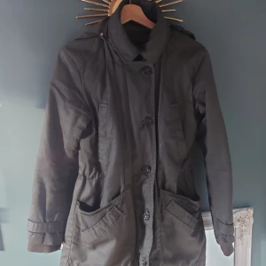Parkas/jacka - Jacka för höst/vinter. Trasig dragkedja i fram. Finns en dragkedja så man kan ta av luvan.