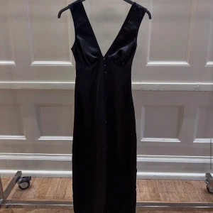 Svart klänning i satin - Svart satin klänning, jättefin till lite finare tillfällen i storlek xs. 
