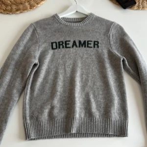 Zadig tröja - Snygg grå tröja från Zadig & Voltaire med texten 'DREAMER'  på bröstet. Storlek 12år passar som XS-S. Köpt för typ ett år sen men bara använd ca 3 ggr så i nyskick❤️