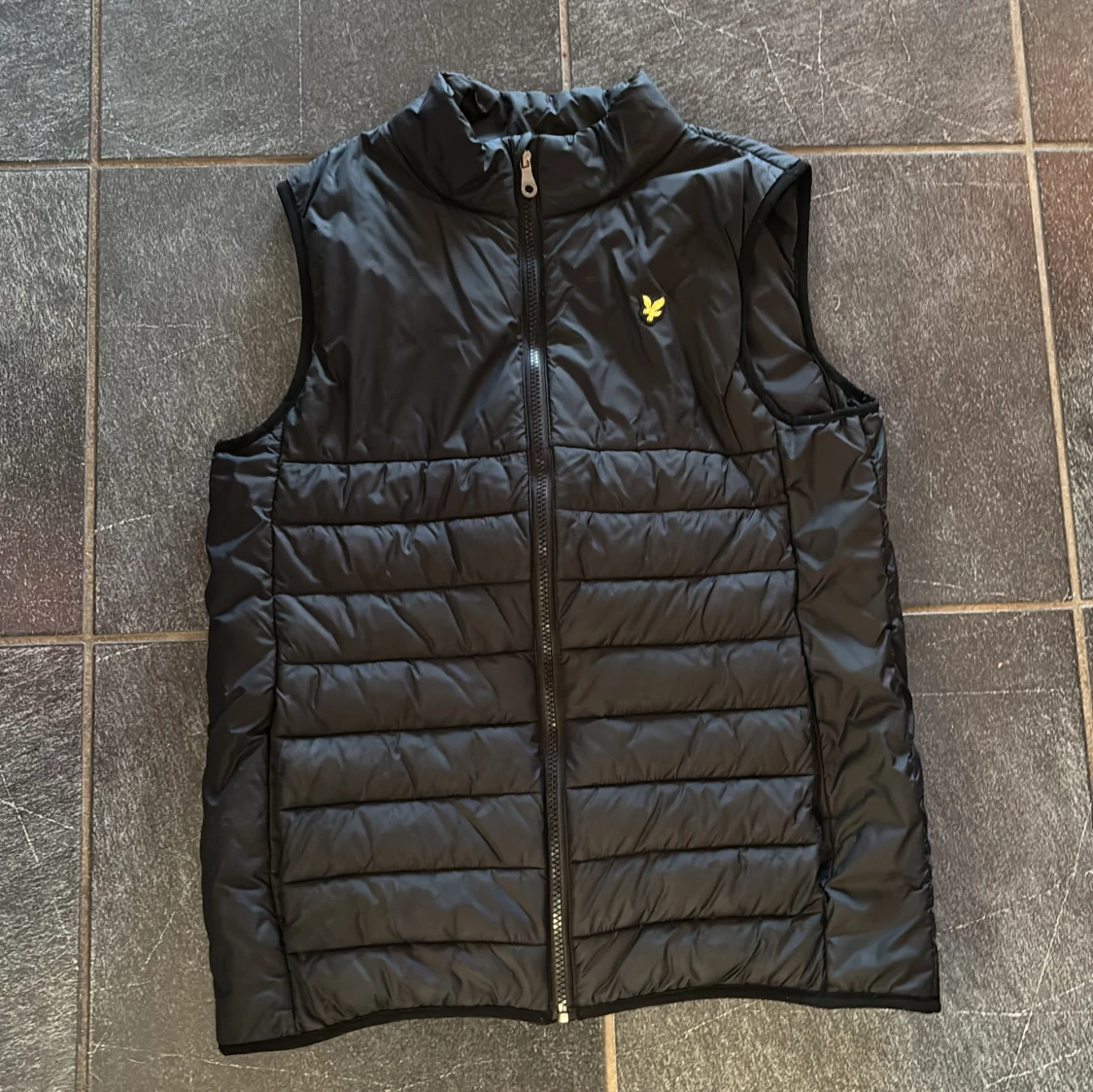 Svart lyle scott dunväst med dragkedja