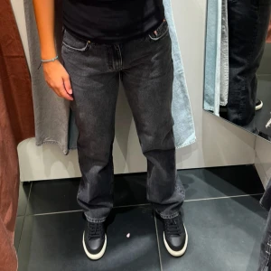 Low waist jeans Gina  - Säljer ett par mörk grå low waist, straight leg jeans från Gina. Köptes för 500kr säljer de för 250kr. Skriv vid intresse, köparen står för frakten. 