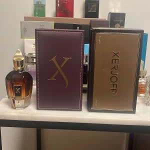 Xerjoff Alexandria 2 100ml full pres. - Xerjoff Alexandria 2 100ml. Full presentation finns till parfymen som ni ser på bilden, flaskan är i jätte fint skick. 65ml av 100 kvar ungefär. Ny pris från gents där jag köpte den är 6268kr. Mitt pris 2400 pris kan disskuteras. Väldigt bra pris för denna sorts parfym, tycker själv att man luktar som en egyptisk gud på 1800 talet när man bär denna parfymen 😂(Unisex!)