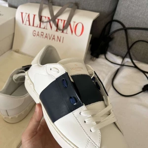 Valentino Garavani  - Säljer nu dessa snygga |Valentino Garavani| säljer pga dom inte längre kommer till någon  användning😊 dustbag och sko kartong medföljer, perfekta skor för att ha till vardags och fest, skriv privat för fler frågor eller bilder samt om ni skulle vilja diskutera pris🍾