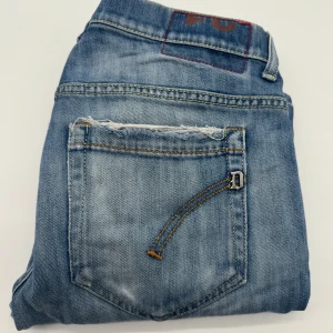 DONDUP GEORGE JEANS - - Dondup George jeans - storlek 31, benlängd: 95cm, midjemått: 37cm - Nypris runt 4000 - Kontakta för fler frågor eller funderingar // Deluxecloset 