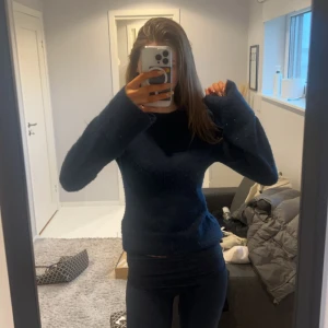Mörkblå stickad tröja - Säljer en mysig mörkblå stickad tröja med långa ärmar  Perfekt för kyligare dagar och ger en stilren look. Hör av er för fler frågor eller bilder🥰