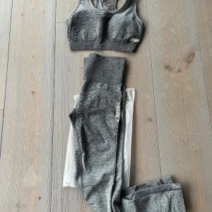Grå träningsset från Gymshark xs - Grey ombré träningsset från Gymshark. Setet är i fint skick och har endast blivit använt ett fåtal gånger.  Storlek XS 
