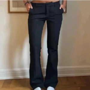 Svart lågmidjad kostymbyxa, bikbok - Snygga svarta lågmidjade byxor från bikbok!💗 säljer den på grund av lite för stora. Dom är i storlek 36 tall och använda ett fåtal gånger💗Första bilden är lånad. Kom med bud!!💗