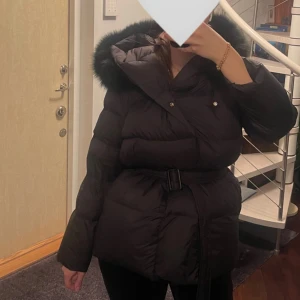 Fur Stockholm jacka - Helt ny och oanvänd köptes för 2 388 kr + tullavgifter🤍storlek M, pälsen går att ta bort ifall man önskar🤍
