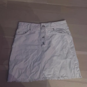 Vit jeans kjol - Säljer min vita jeans kjol då den inte kommer till användning längre. Är lite skrynklig på bild, men den kommer självklart strykas vid ett köp. 