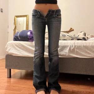Diesel Jeans  - Super snygga jeans från diesel! Dragkedjan är tyvärr sönder men går ändå att stänga som på bilden. Kom privat för tydligare bild på defekten på dragkedjan. Midjemått 35cm, innerbenslängd 87cm😙 