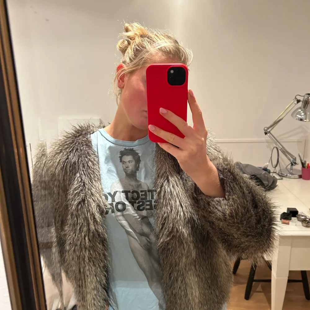 Säljer en snygg grå pälsjacka med fluffig textur. Jackan har en öppen design och långa ärmar, perfekt för att hålla sig varm!!. Takit.