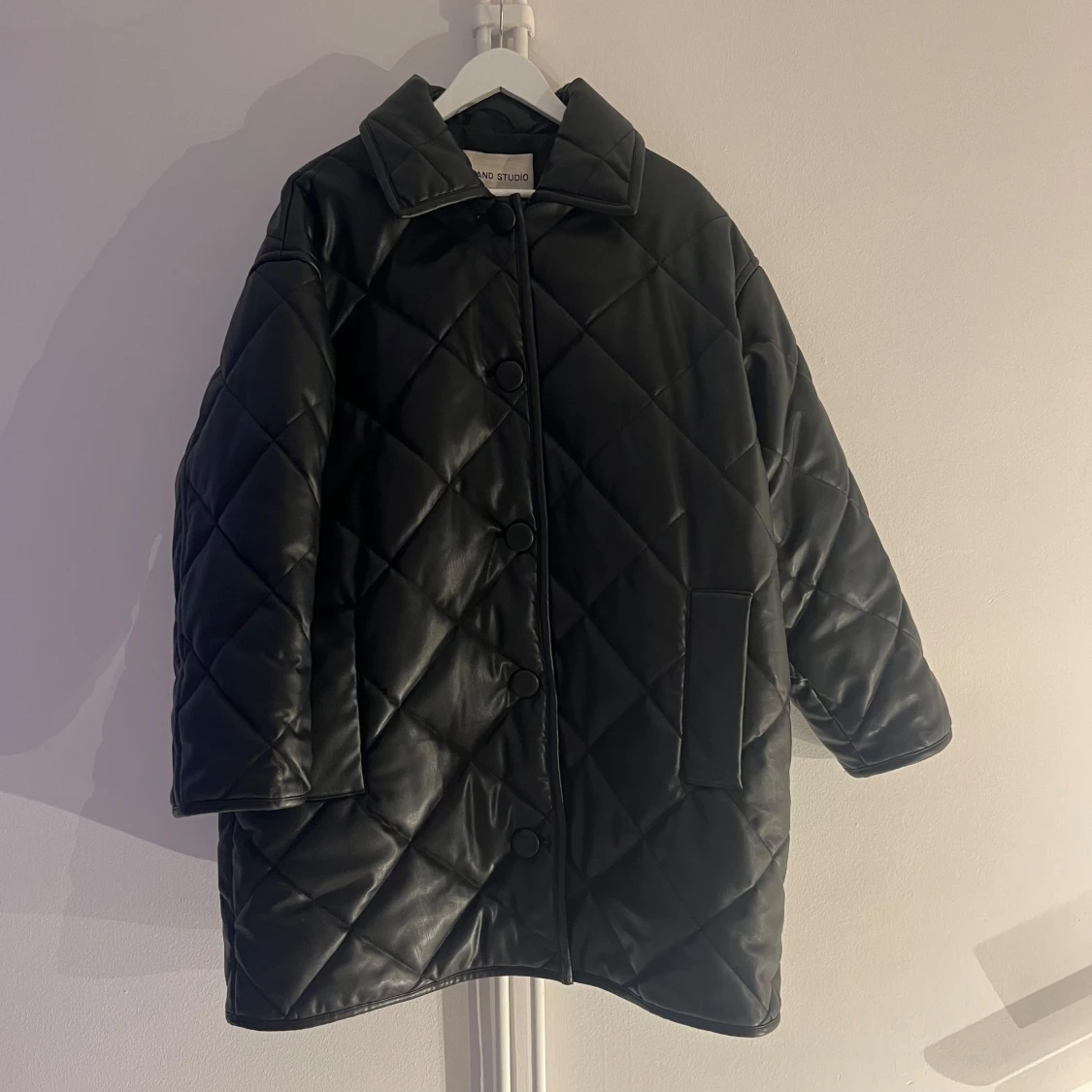 Svart quiltad kappa från Stand Studio